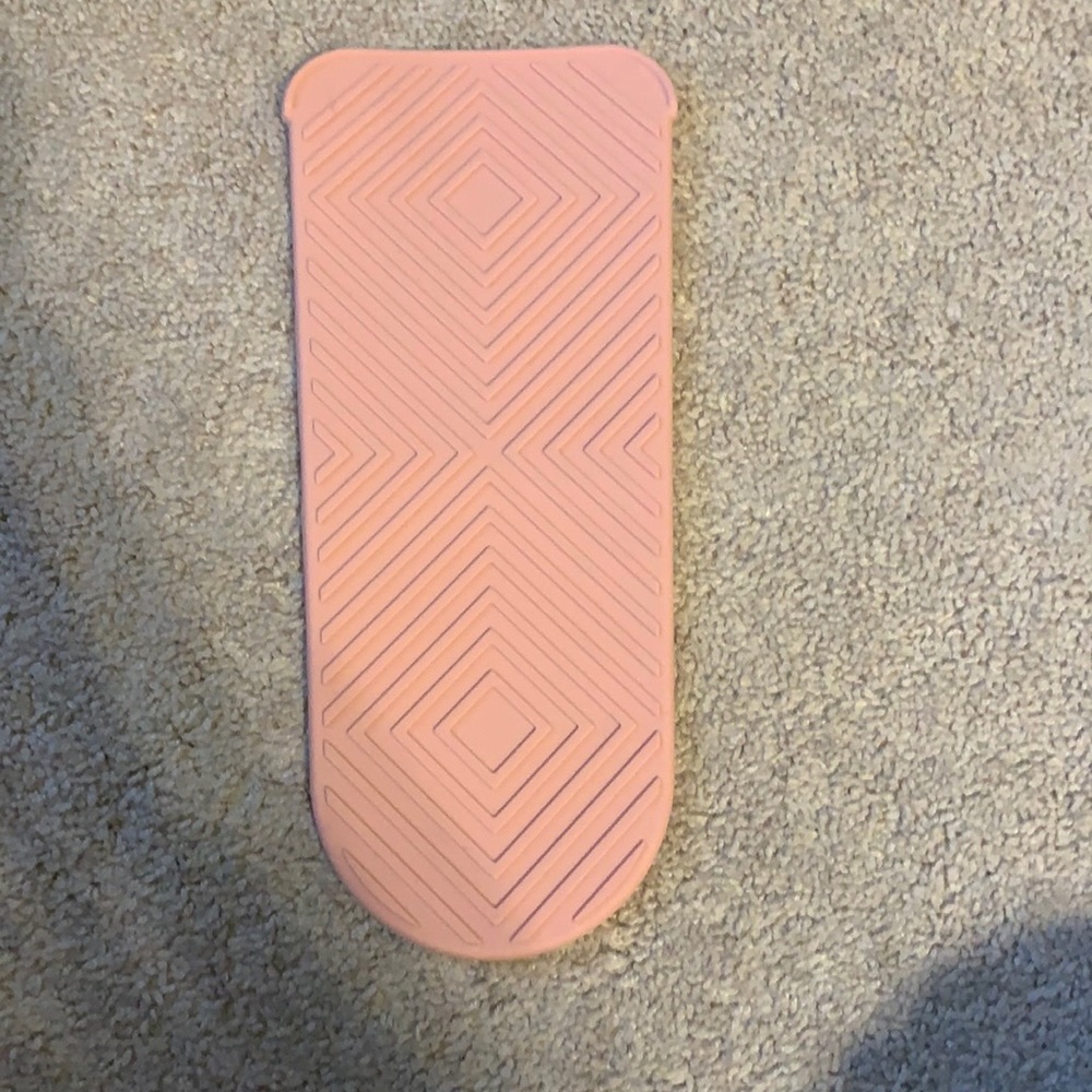Hot pad for hair wands